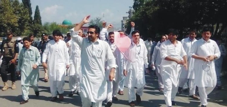 ongoing strike of doctors in KPK, patients are suffering, Govt need Seattle the issue